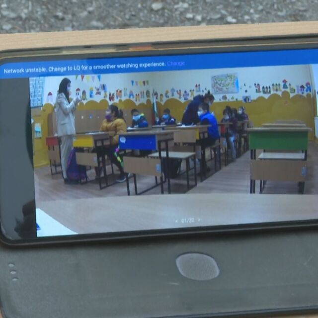 В училище във Великотърновско показват в реално време тестването на децата