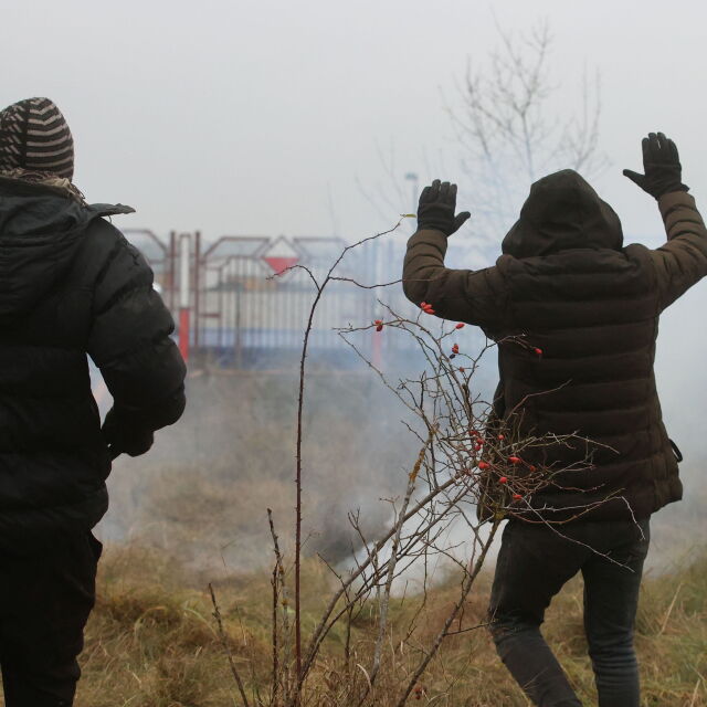 Сълзотворен газ и водни оръдия срещу мигранти на границата между Полша и Беларус