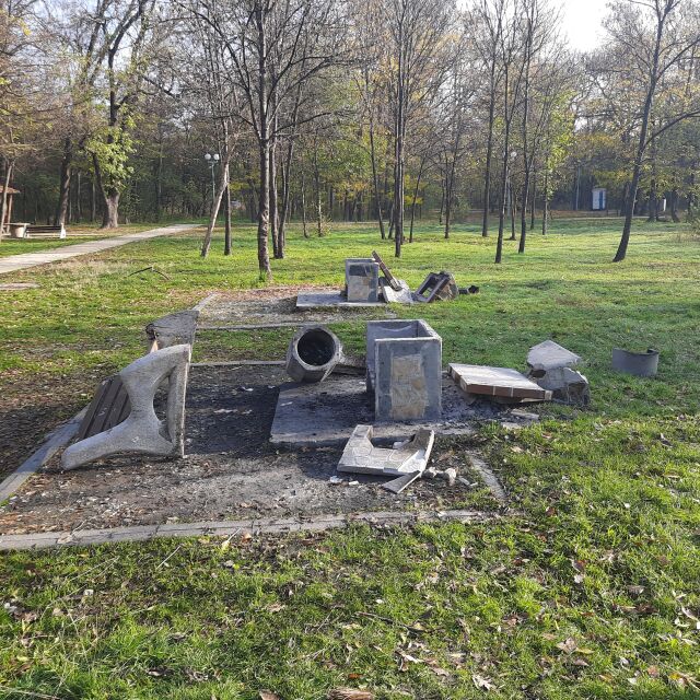 Неизвестни изпочупиха пейки и барбекюта в пловдивския парк „Лаута“