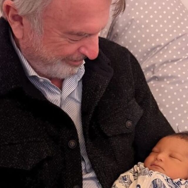 Звездата от „Джурасик парк“ Сам Нийл показа новото си внуче