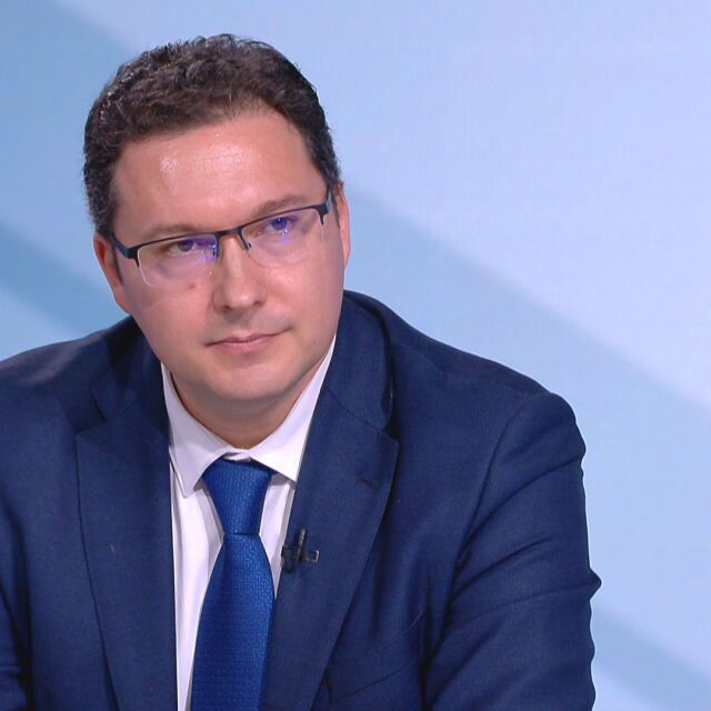 Даниел Митов: Радев е избран за президент с историческо малък брой гласове