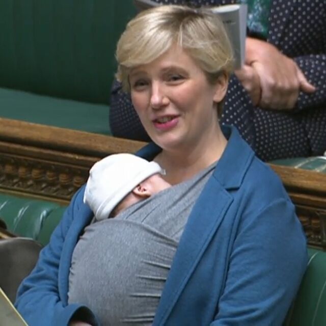Британска депутатка доведе бебето си в парламента и беше порицана