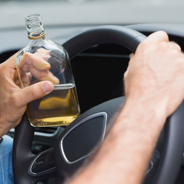 С бутилка уиски между краката: Шофьор беше хванат да кара на зиг-заг и без светлини