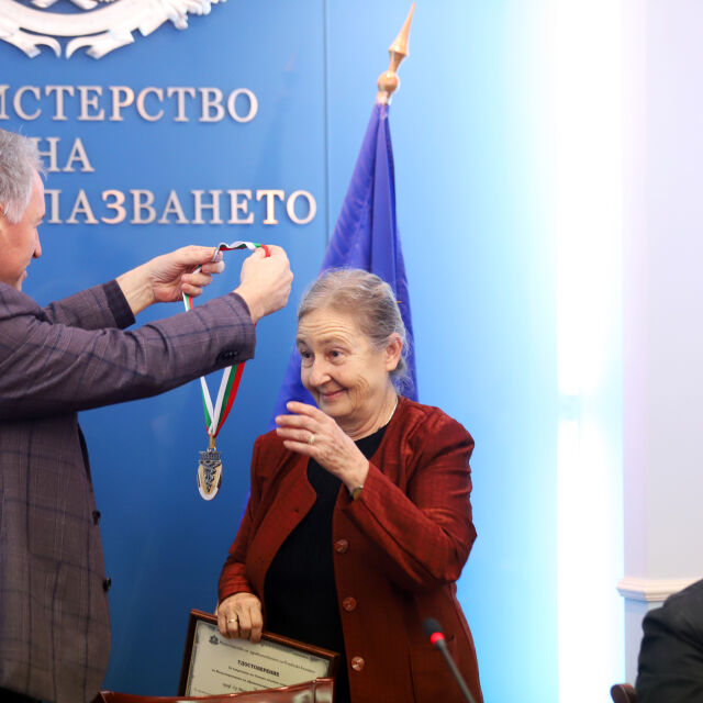 Кацаров награди проф. Мира Кожухарова със златен медал на МЗ