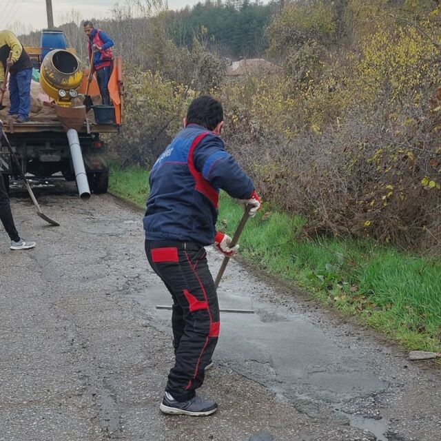 След неизпълнени обещания: Земеделци сами ремонтират пътя Свиленград – Маточина