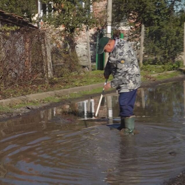 Наводнения заради разбита улица: Защо след всеки дъжд домовете в с. Равнец са под вода?