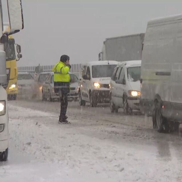Сериозни проблеми по основни пътища в страната заради снега