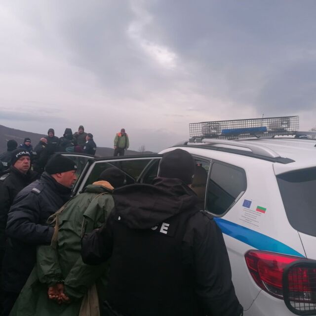 Мащабна акция: Десетки полицаи и барети издирваха въоръжен рецидивист В Хасковско (ОБЗОР)