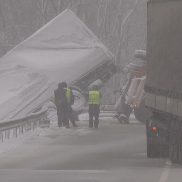 Заради снега: Инциденти и транспортен хаос на основни пътища у нас (ОБЗОР)