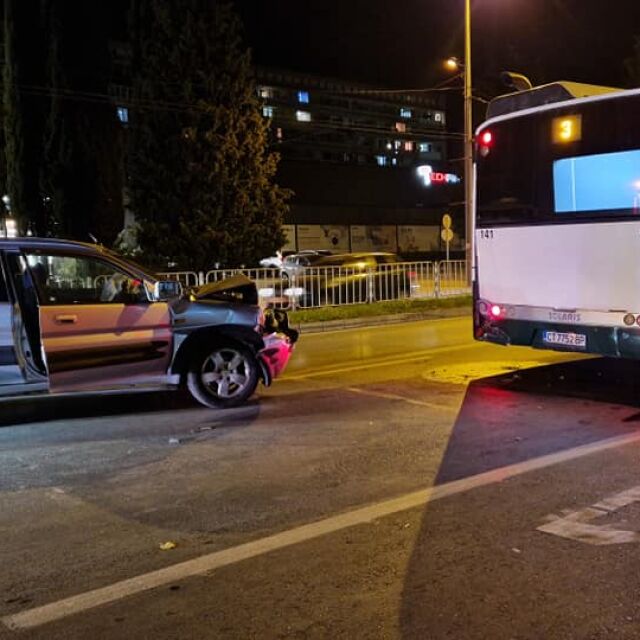 Пиян шофьор се блъсна в автобус на градския транспорт в Стара Загора (СНИМКИ)