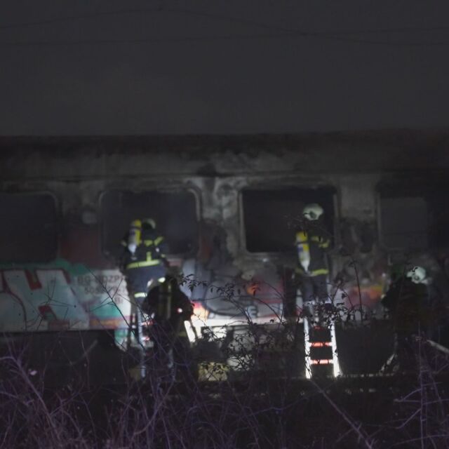 Влакът София- Варна гори, пострадал е машинист (ВИДЕО)