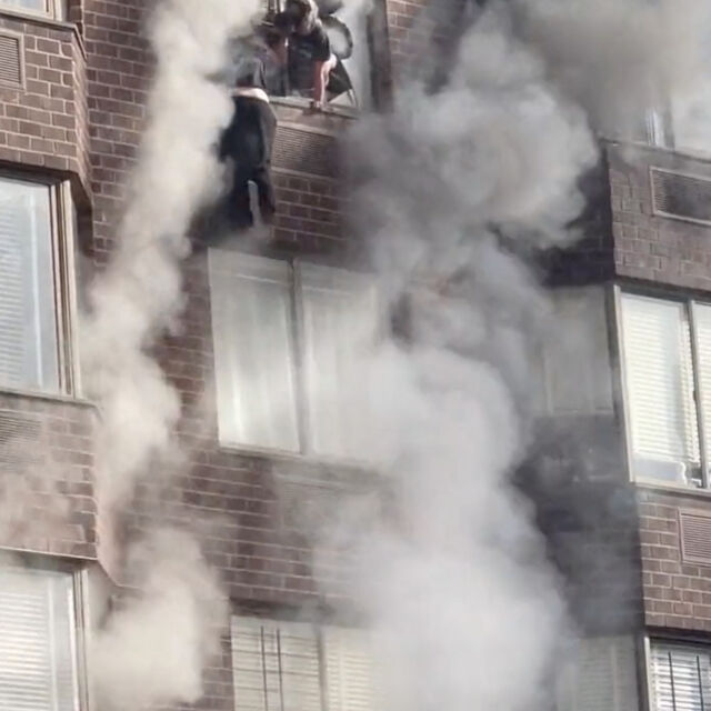Спасиха жена, висяща от прозорец на 20-ия етаж на горяща сграда (ВИДЕО) 
