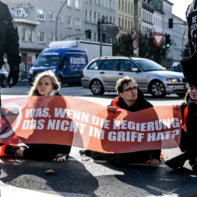 Екоактивисти се залепиха за пътя и блокираха кръстовища в Берлин