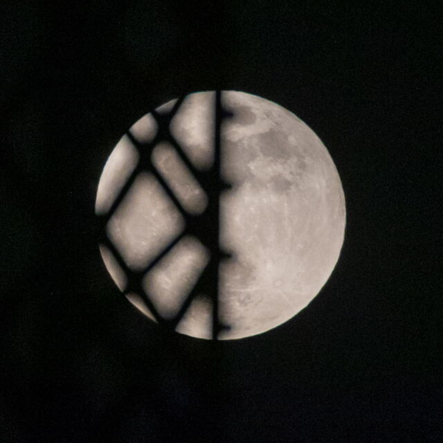 Последно пълно лунно затъмнение за годината (СНИМКИ)