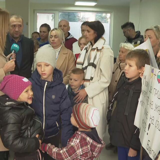 Украински бежанци на протест: Искат да останат в хотелите