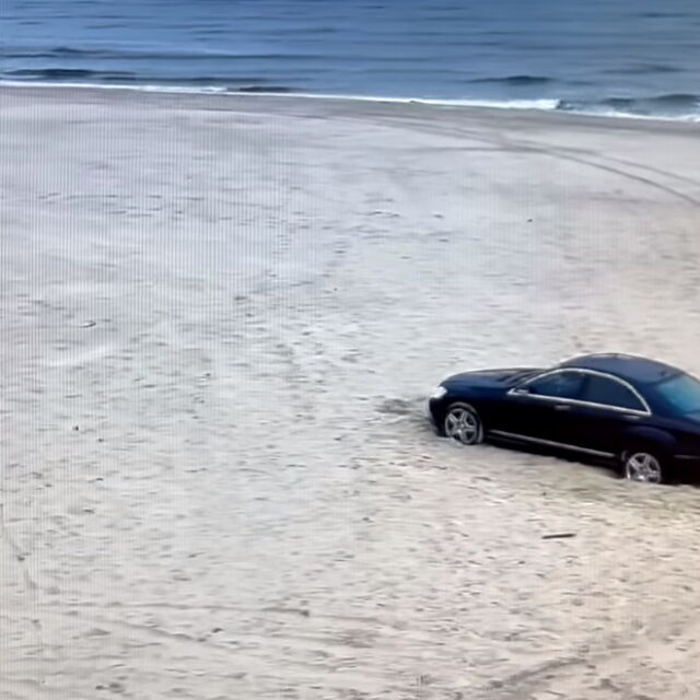 Българин затъна с колата си на плаж в Полша (ВИДЕО)