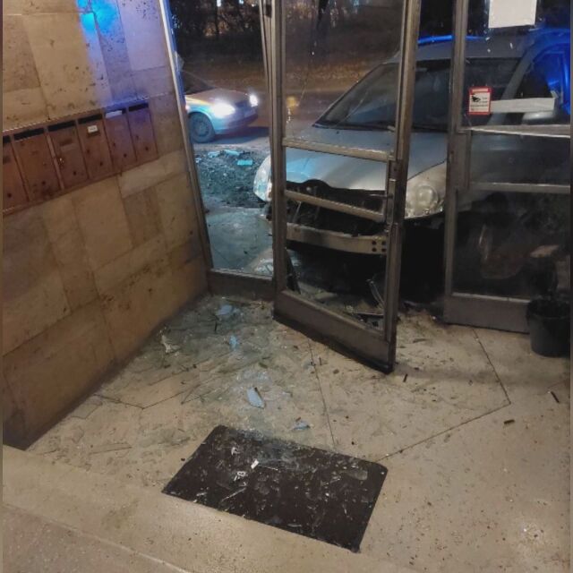 Кола се заби в жилищна сграда в София, вижте кадри от удара (ВИДЕО)