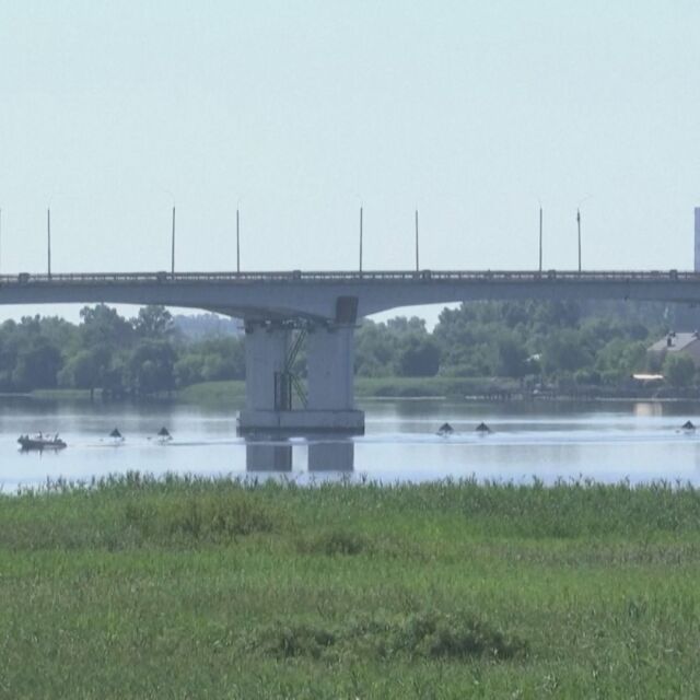 Стратегически мост край Херсон се срути (ВИДЕО)
