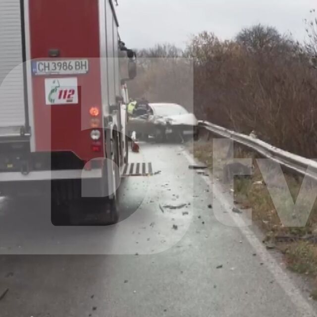 Тежка катастрофа край Котел: Кола и камион се удариха челно (ВИДЕО)