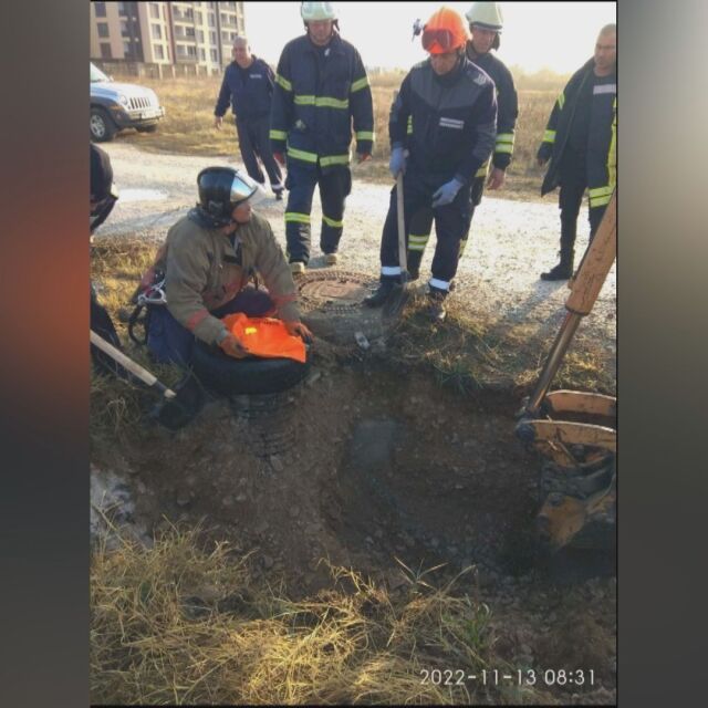 Спасиха мъж, заклещен цяла нощ в тръба в Пловдив (ВИДЕО)