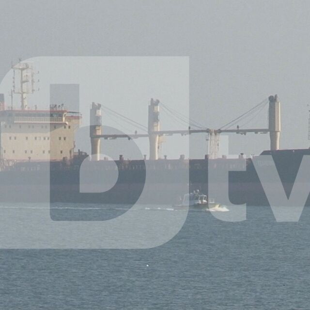 Корабът „Царевна“ акостира край Варна