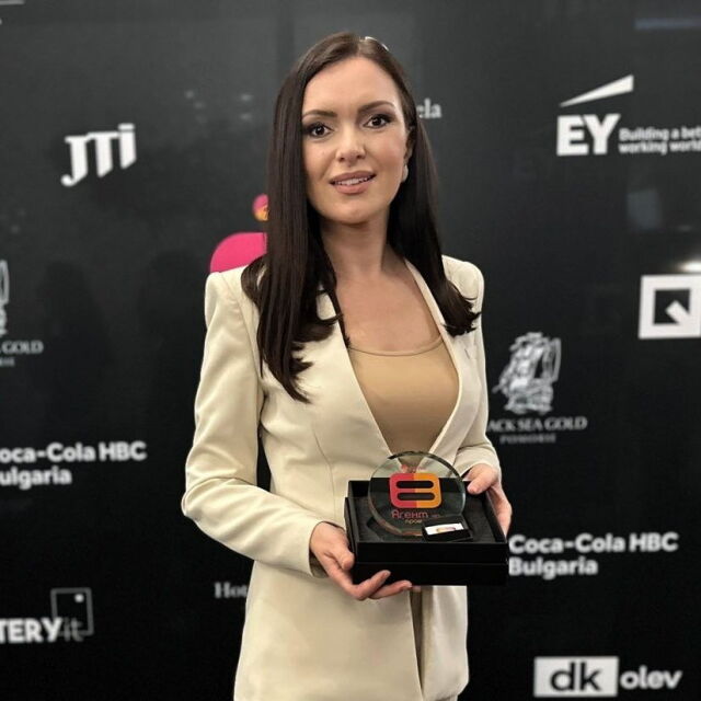 Кристина Газиева с поредно отличие за поредицата й "Спасените"
