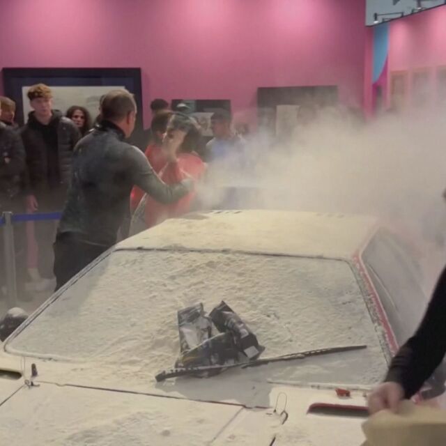 Екоактивисти посипаха с брашно кола, изрисувана от Анди Уорхол