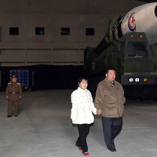 Лидерът на Северна Корея показа дъщеря си за първи път