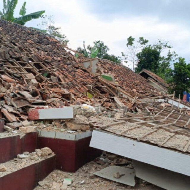 Най-малко 40 загинали и стотици ранени след земетресение в Индонезия