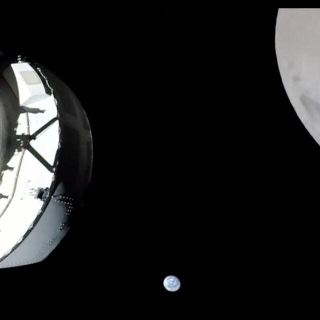 Космическият кораб "Орион" на НАСА прелетя успешно край Луната