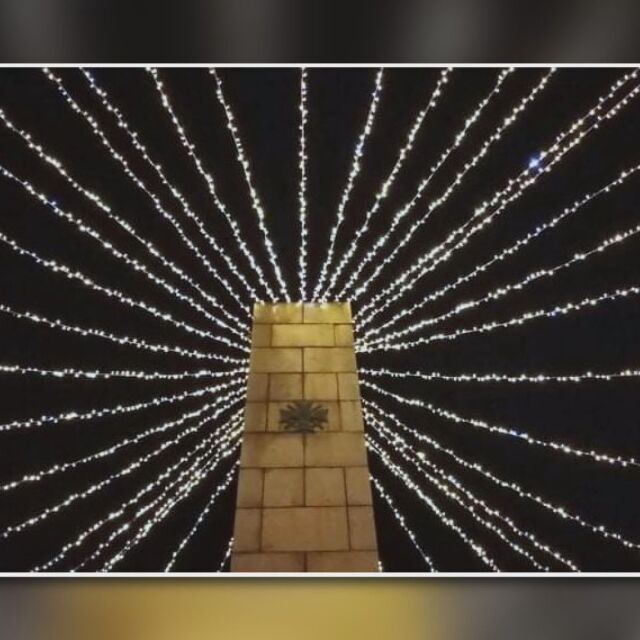 Коледна украса върху паметник във Видин предизвика недоволството на граждани