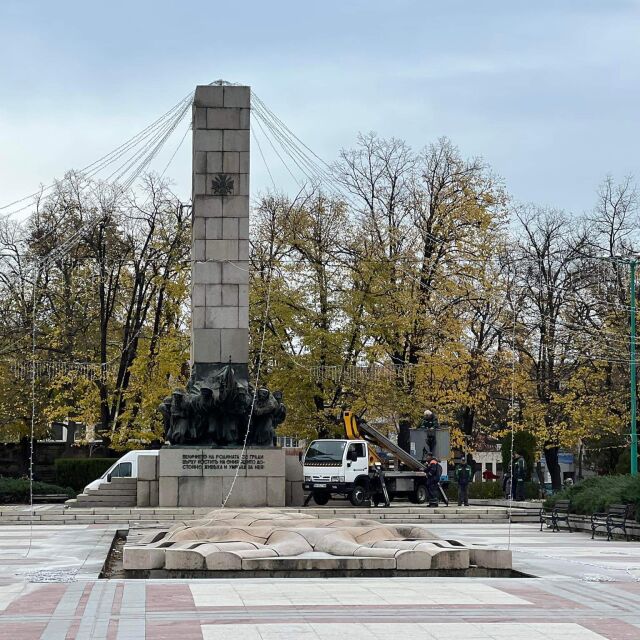След репортаж на bTV: Свалят коледната украса от паметника във Видин