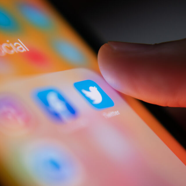 Отлага се плащането за синята отметка в „Туитър“