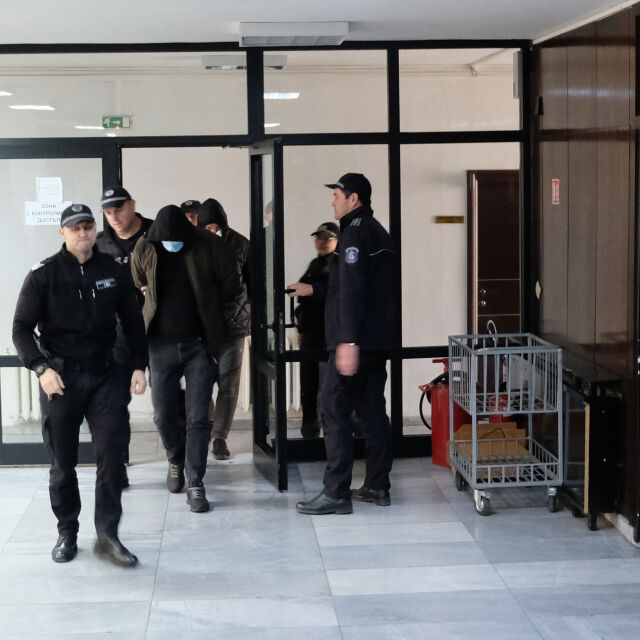 Полицаите, хванати с подкуп от 1000 лева, остават в ареста