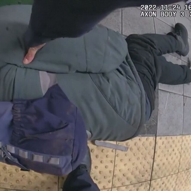 Спасиха мъж, секунди преди да бъде блъснат от метрото (ВИДЕО)