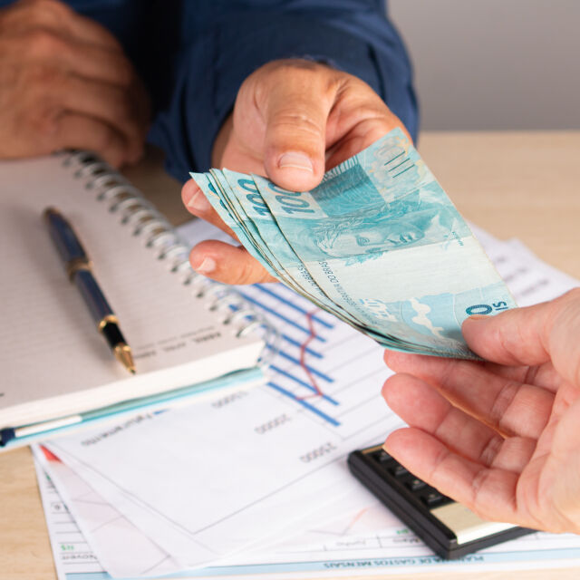  След машинация с бързи пари: Жена се оказа с два заема и щета за хиляди левове 