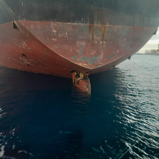 След 11 дни плаване в океана: Откриха трима мъже на перото на руля на танкер