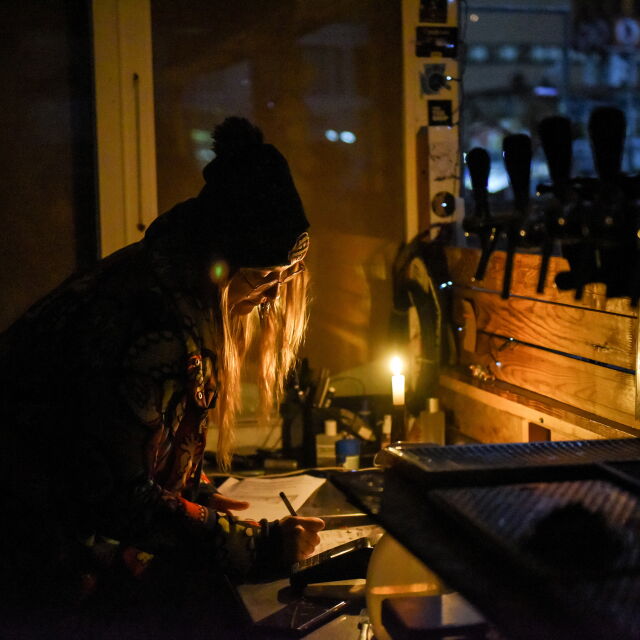 Украйна спира тока в много райони на страната, докато стабилизира електрическата си мрежа