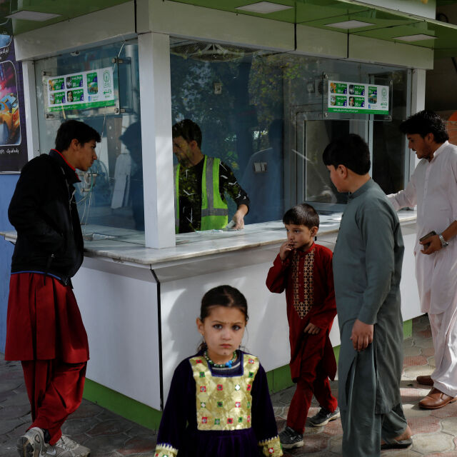 Все повече забрани в Кабул: Майките нямат право да отидат с децата си и в парковете