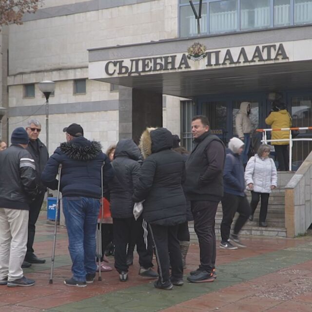  Граждани бранят медицинските специалисти в Добрич пред Окръжния съд