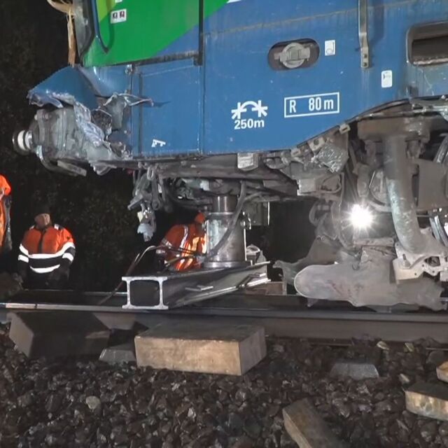 Влакова катастрофа: Композицията за Бургас е ударила паднали скали 