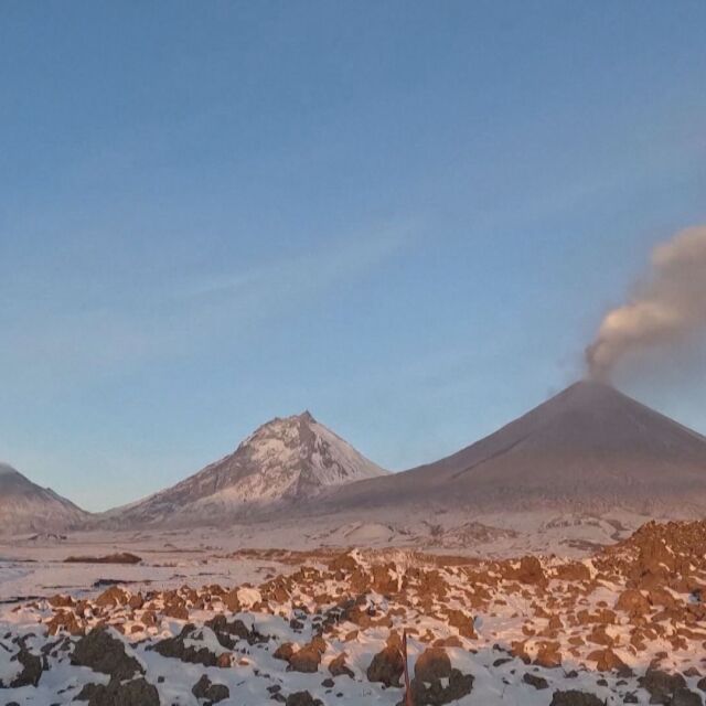 Опасно за въздушния трафик: Впечатляващо вулканично изригване на Камчатка (ВИДЕО)