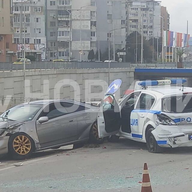 Зрелищна катастрофа между спортна кола и патрулка във Варна