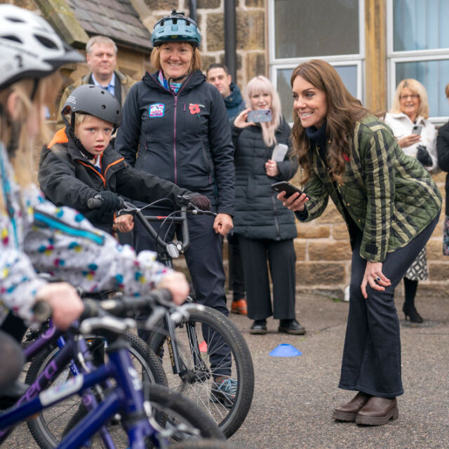 Кейт Мидълтън - какво прави една принцеса, когато дете падне от велосипед? (СНИМКИ)