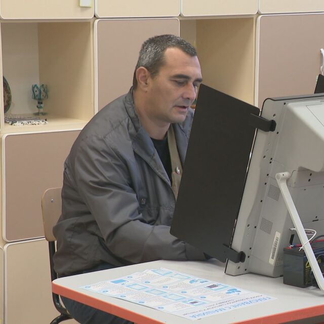 Изборите в София: В 11 секции гласуването с машини е спряно