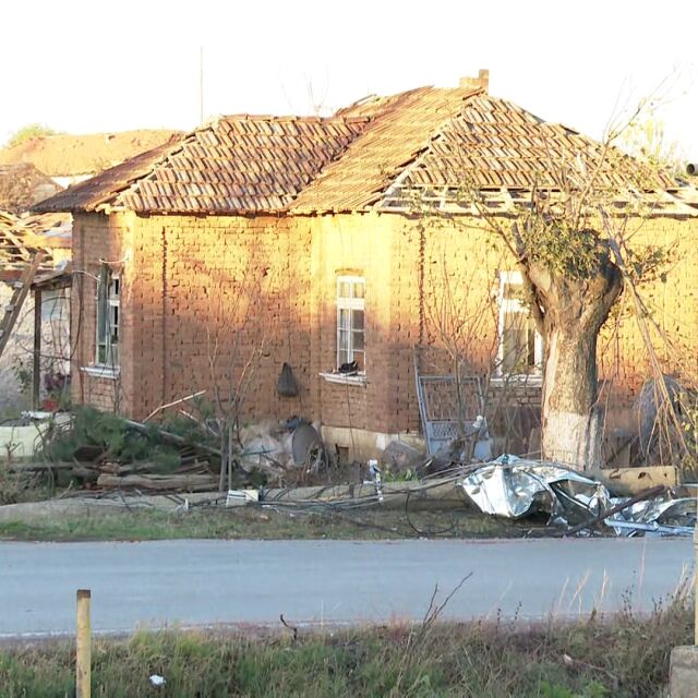 Като след война: Над 150 къщи пострадаха, след като смерч удари с. Лъвино