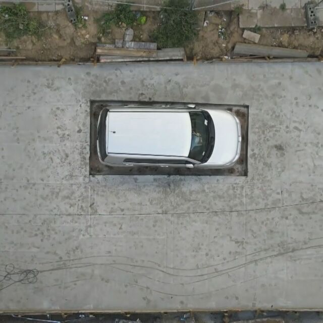 В „правоъгълен кратер“: „Бетонираха“ кола при ремонт на улица (ВИДЕО)