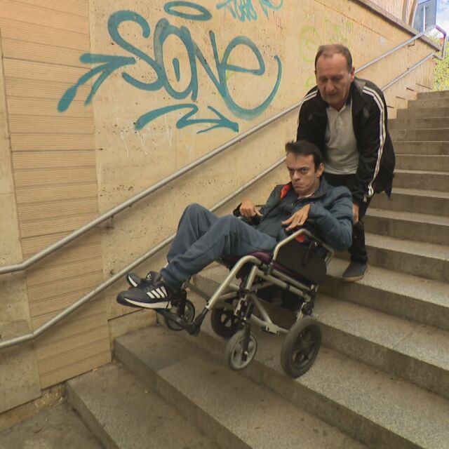 Неработещи асансьори в подлез в София: Как болни хора и майки с колички се борят със стълбите?