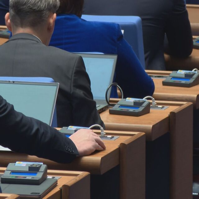 Парламентът отхвърли ветото на президента за изпращането на БТР-и в Украйна