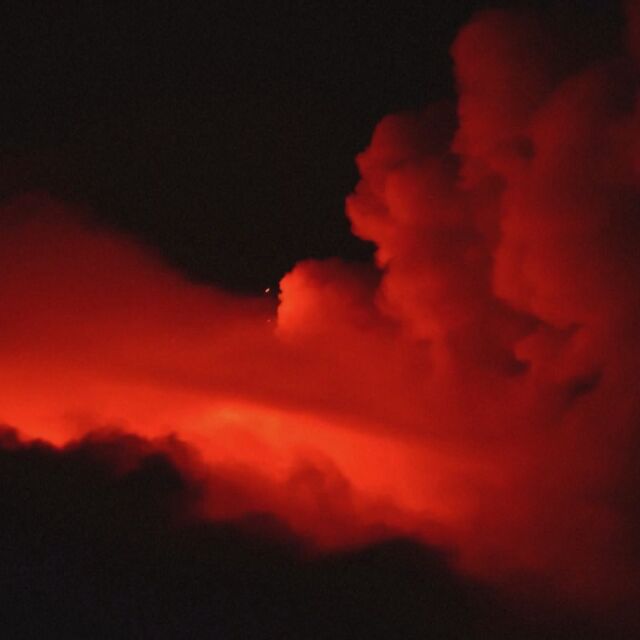 Вулканът Етна се събуди: Изхвърли пепел над яркочервената лава (ВИДЕО)